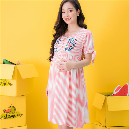 Bán Đầm bầu xếp li thêu bông kẻ sọc Emum (hồng)