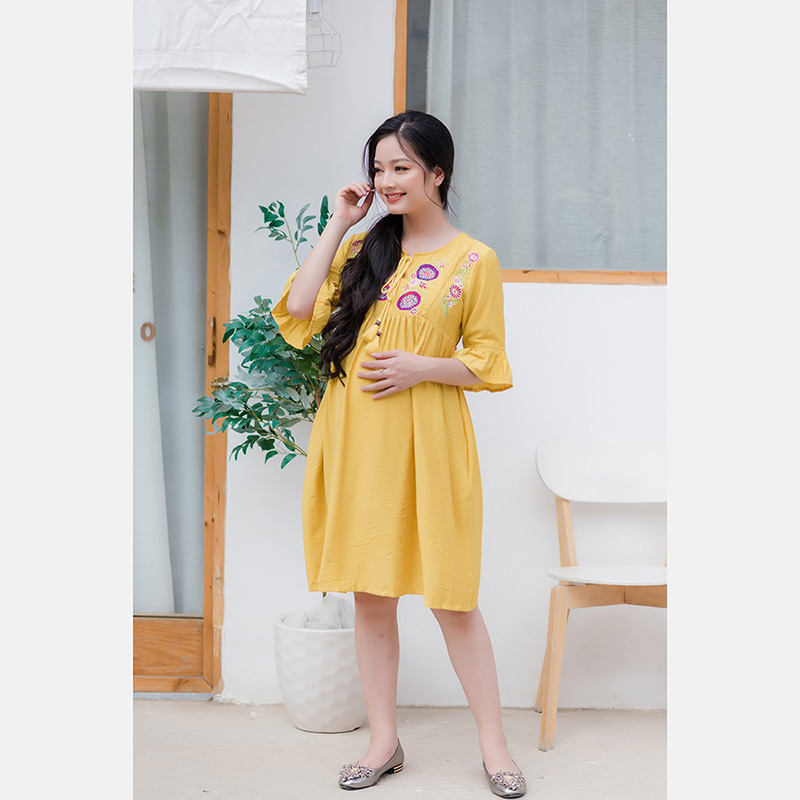Đầm bầu thêu đô trước tay bèo phối ren vàng Emum
