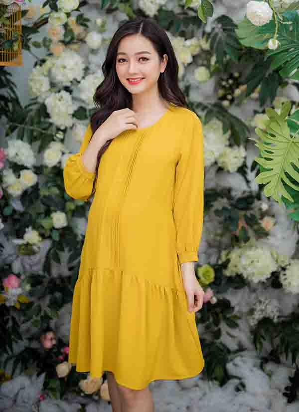 Đầm bầu vải đũi cổ tròn tay dài xếp ly vàng Emum