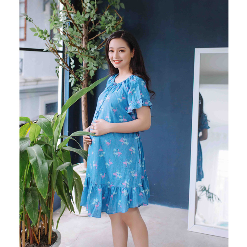 Đầm bầu Jean in họa tiết cổ nút nơ phối bèo nhún xanh nhạt Emum