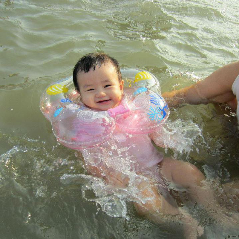 phao bơi đỡ cổ cho bé