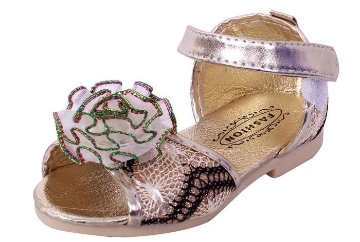 giay-sandal-mui-ro-cho-be-gai
