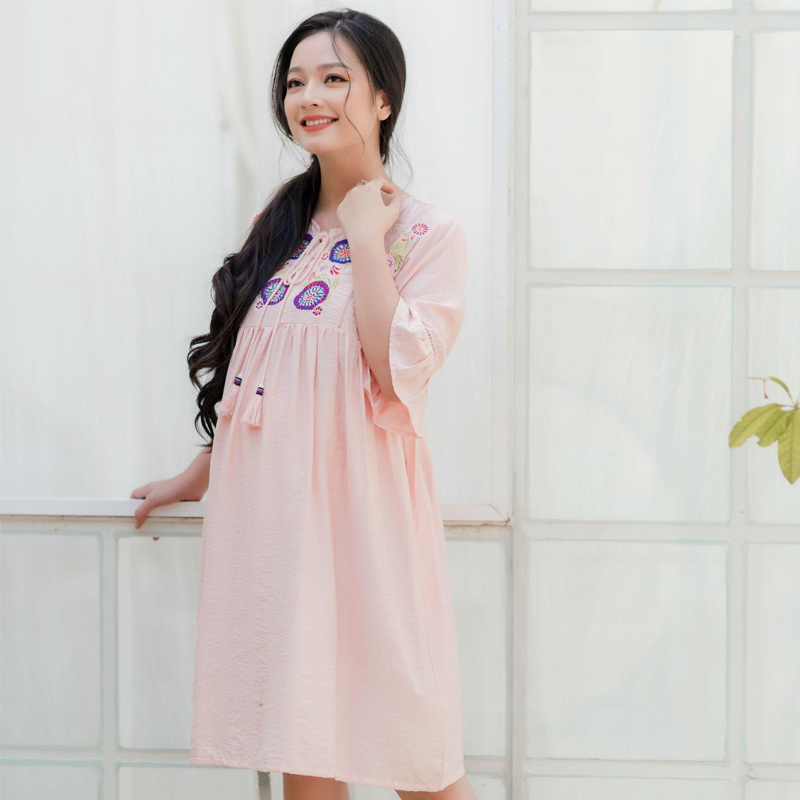 Đầm bầu thêu đô trước tay bèo phối ren cam Emum