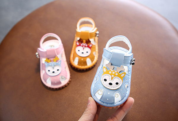 Sandal tập đi mũi rọ gắn hình nai (1-3T)