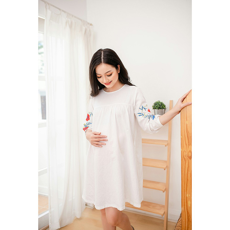 Đầm bầu suông tay nhún bèo thêu hoa phối ren vai Emum