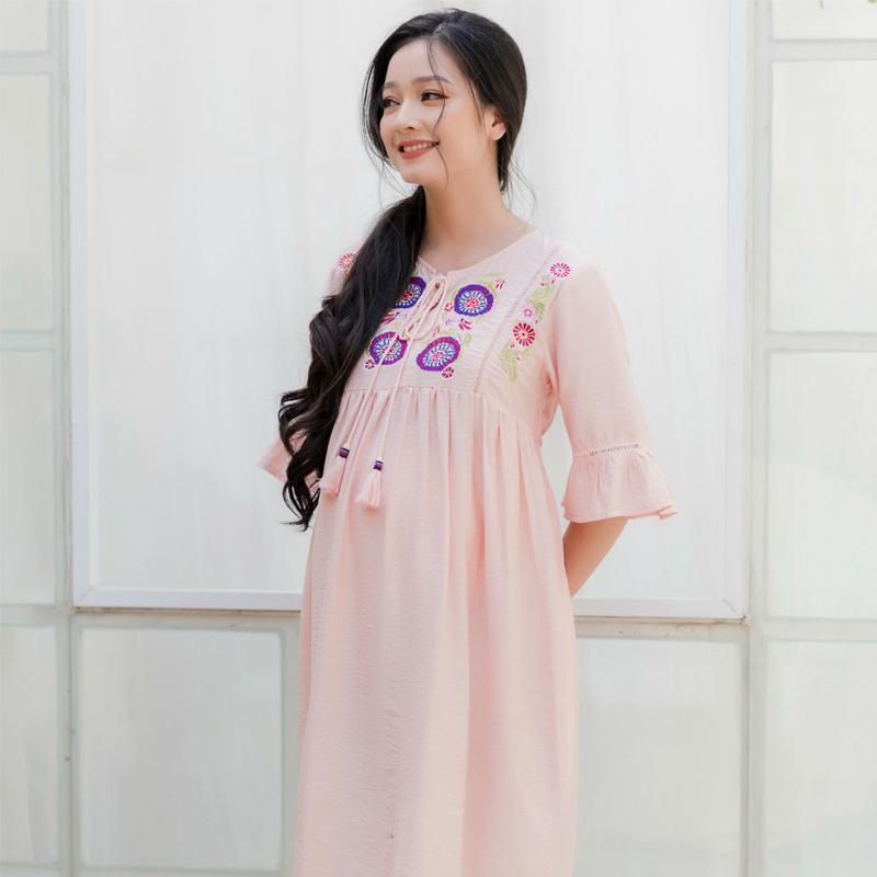 Đầm bầu thêu đô trước tay bèo phối ren cam Emum