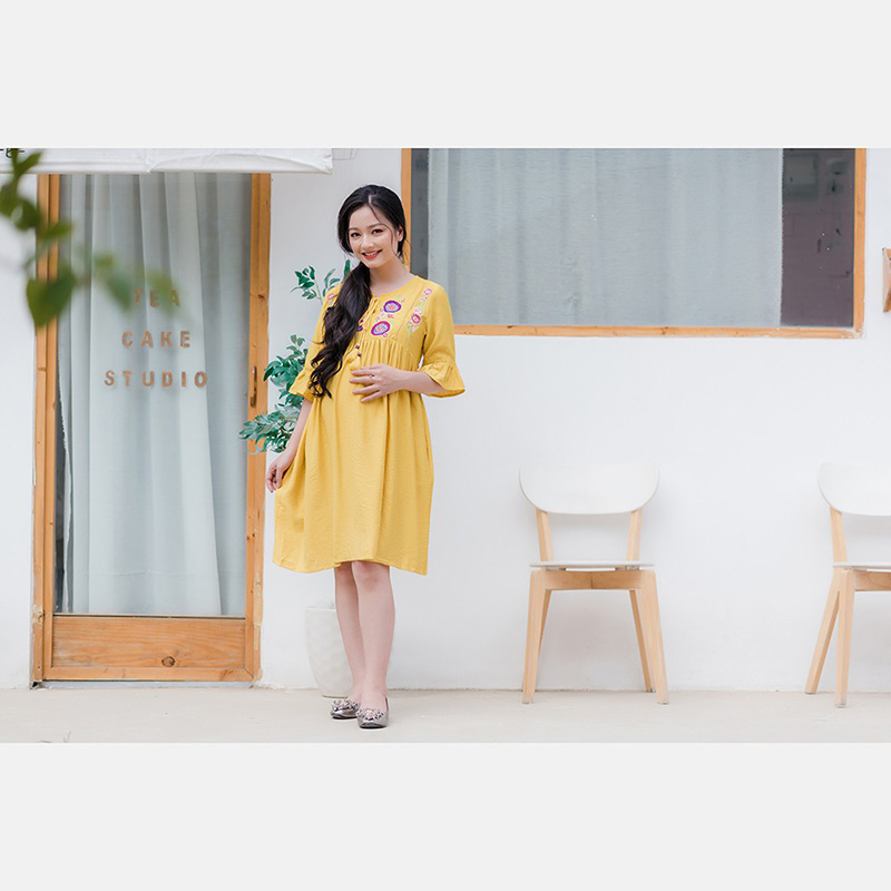 Đầm bầu thêu đô trước tay bèo phối ren vàng Emum