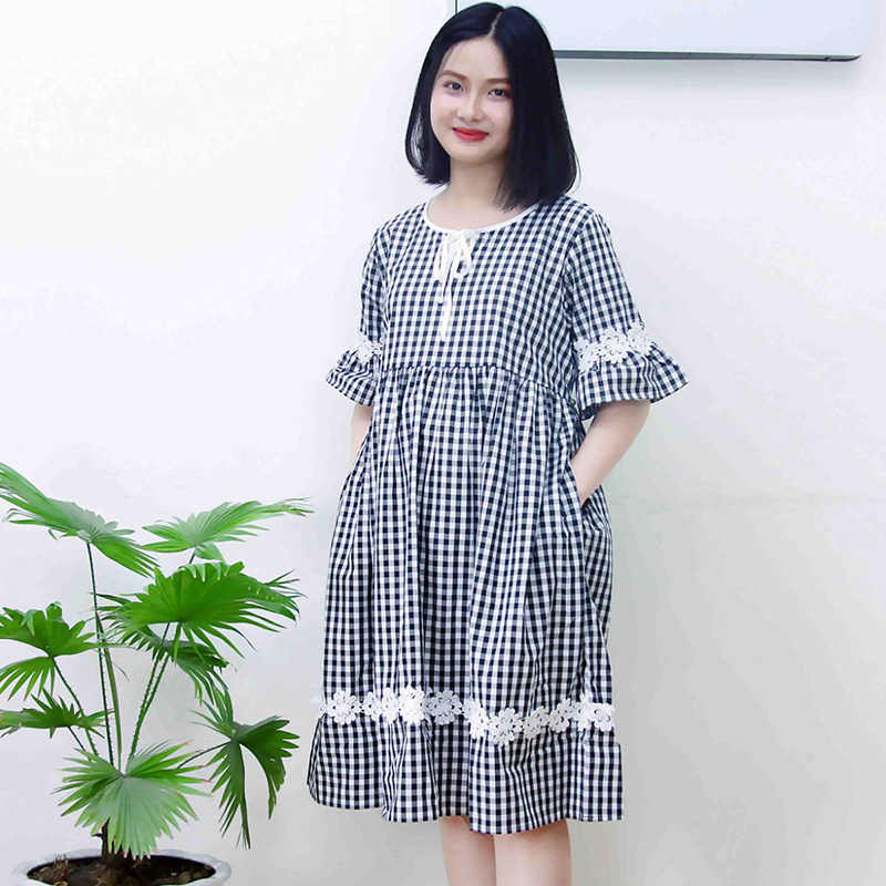Đầm bầu cổ nơ sọc caro đen Emum