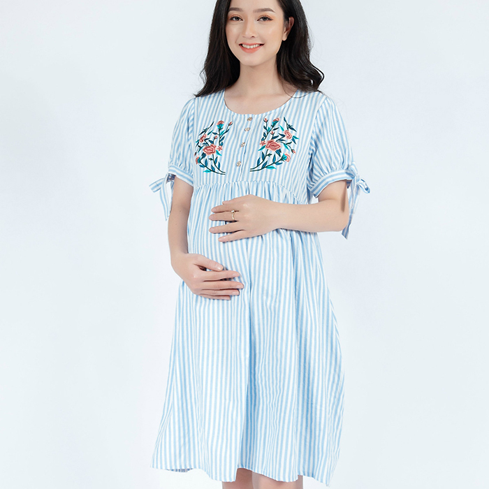 Đầm bầu xếp li thêu bông kẻ sọc Emum (xanh dương)