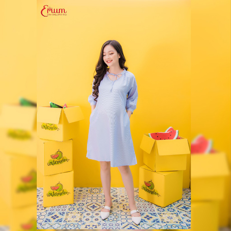 Đầm bầu sơ mi suông tay bo cổ nơ sọc xanh Emum