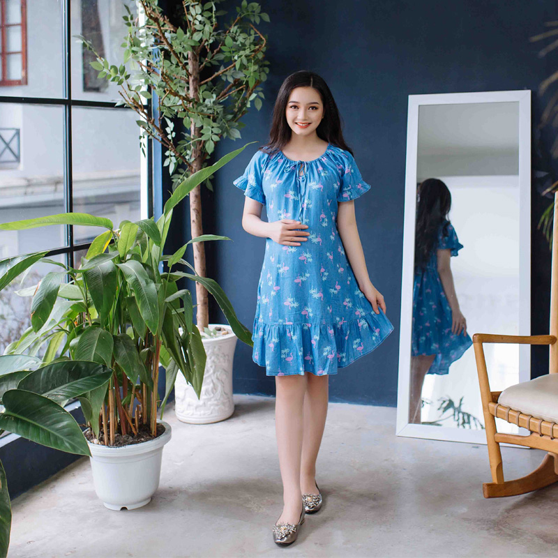Đầm bầu Jean in họa tiết cổ nút nơ phối bèo nhún xanh nhạt Emum