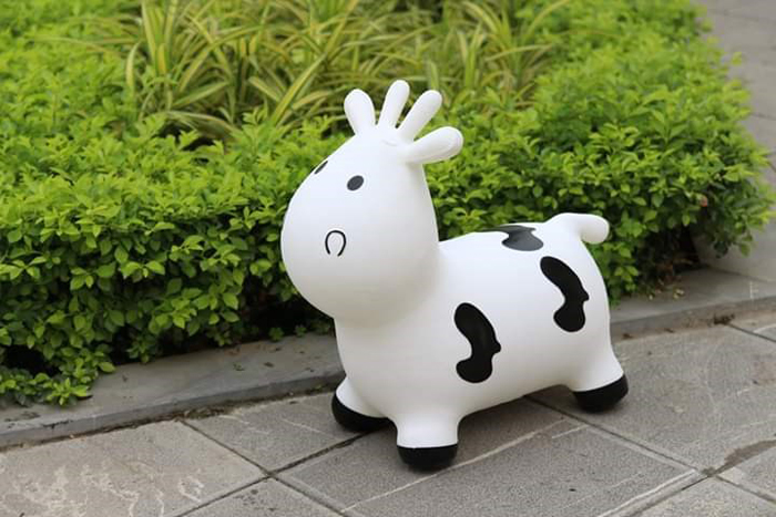 Thú nhún bơm hơi hình bò sữa Toys House