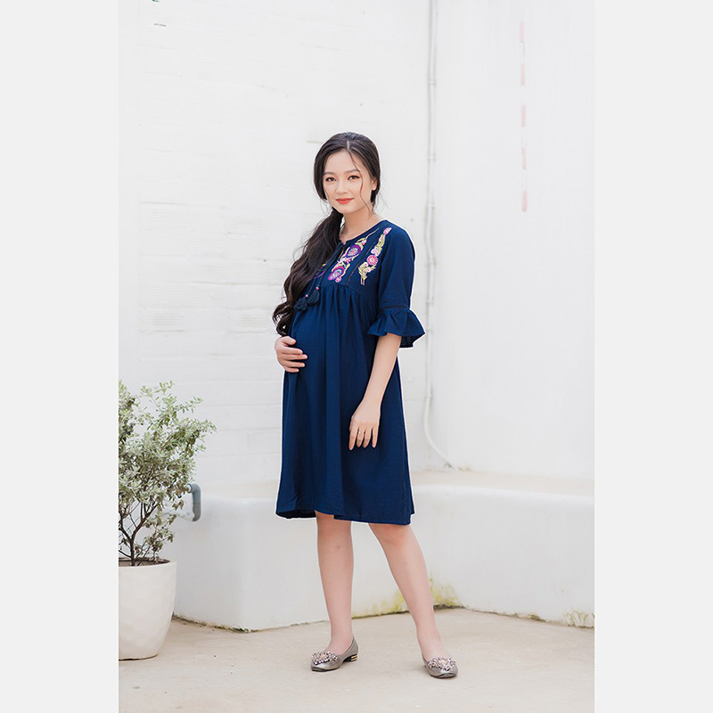 Đầm bầu thêu đô trước tay bèo phối ren xanh Emum