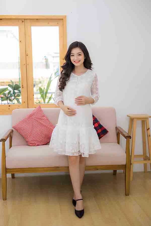 Đầm bầu ren trắng phối nút ngực Emum