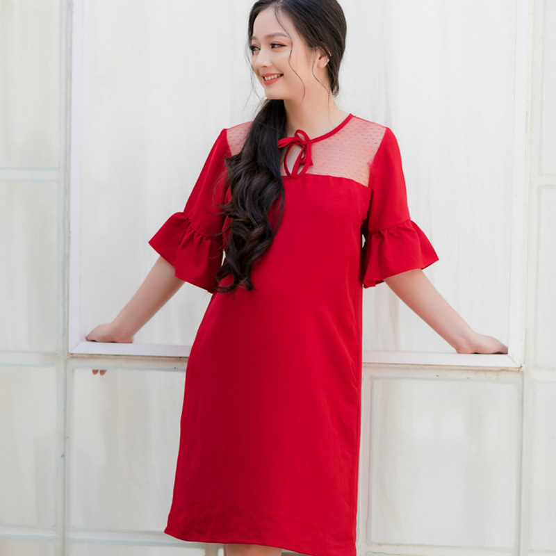 Đầm bầu suông phối ren tay bèo cổ nơ đỏ Emum