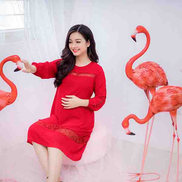 đầm bầu vải tằm tay dài phối ren đỏ Emum 