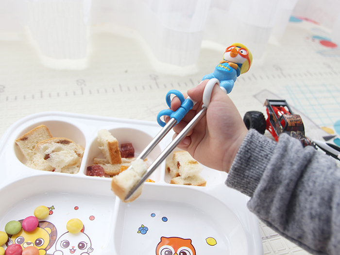 Dua inox tap an Edison hinh Pororo (nhieu mau)