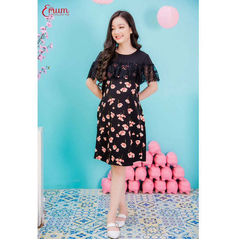 Đầm bầu suông cổ trụ kéo ngực và tay ren đen Emum