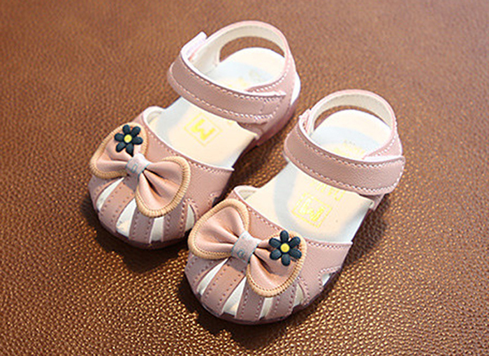 Sandal tap di be gai dinh no
