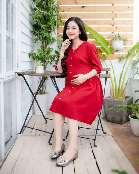 Đầm bầu yếm cổ tim nẹp thân trước Emum