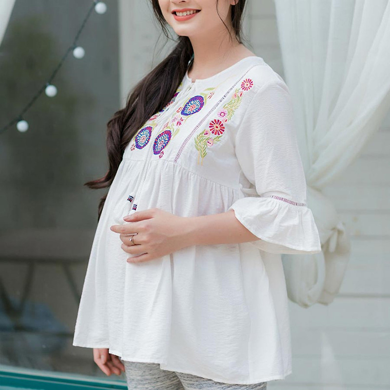 Áo bầu cổ xẻ thêu hoa tay bèo phối ren trắng Emum