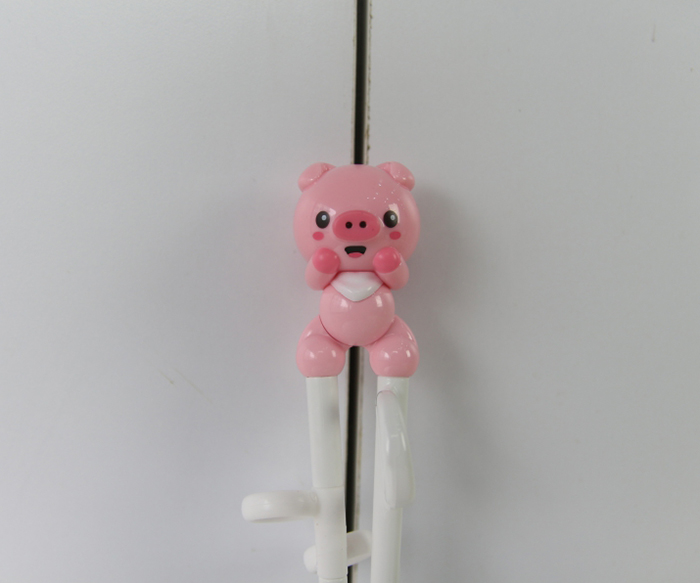 Dua tap an nhua Edison hinh heo hong