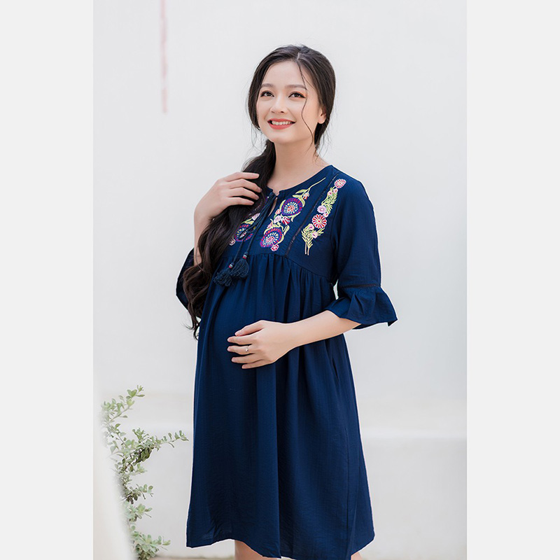 Đầm bầu thêu đô trước tay bèo phối ren xanh Emum