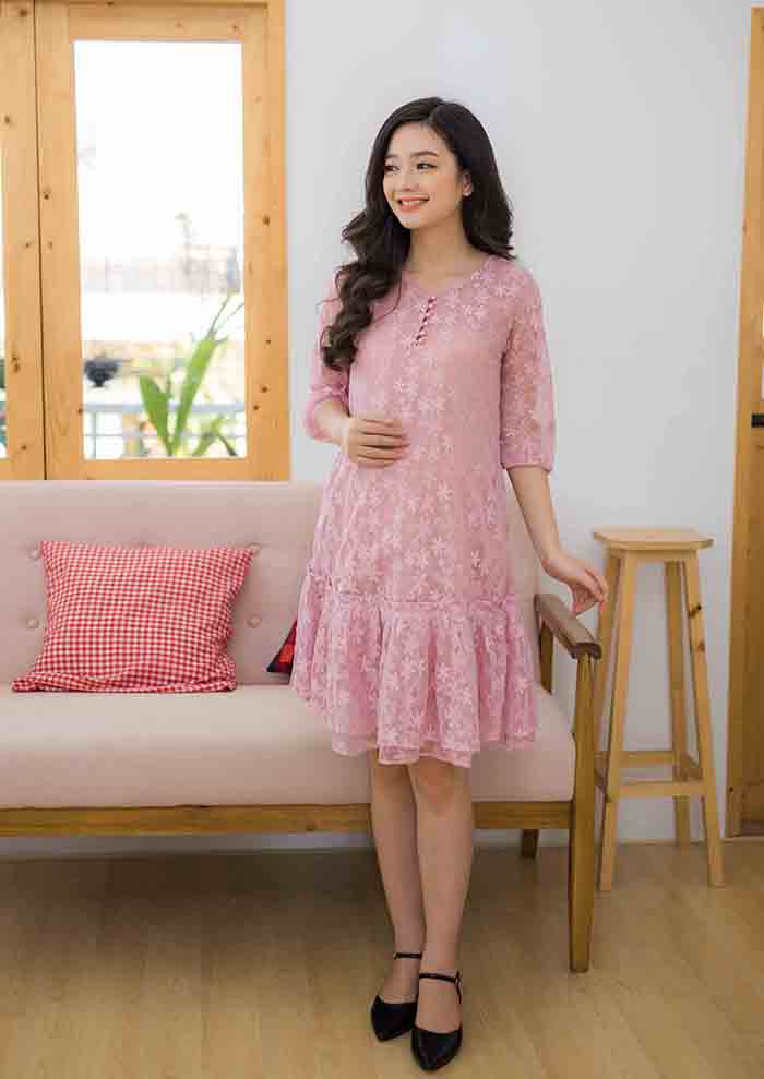 Đầm bầu ren hồng phối nút ngực Emum
