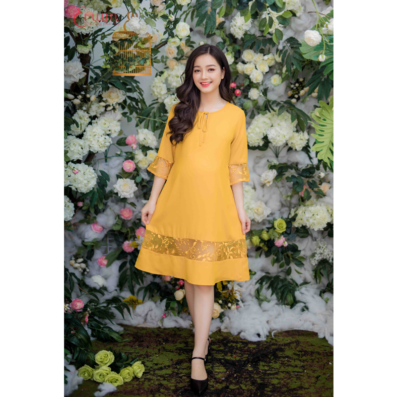 Đầm bầu cổ tròn phối ren tay vàng Emum