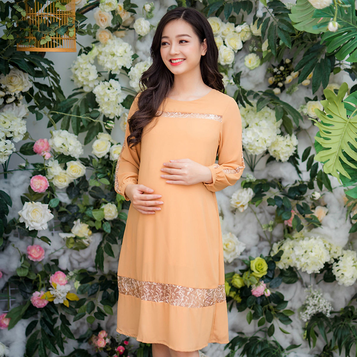 Đầm bầu vải tằm tay dài phối ren Emum (màu da)