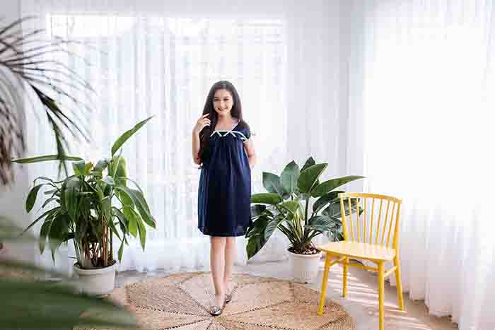Đầm bầu tay con cổ V phối viền ren chéo xanh đen Emum