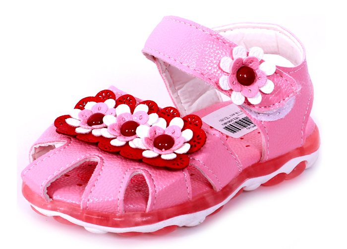 giay-sandal-mui-ro-cho-be-gai