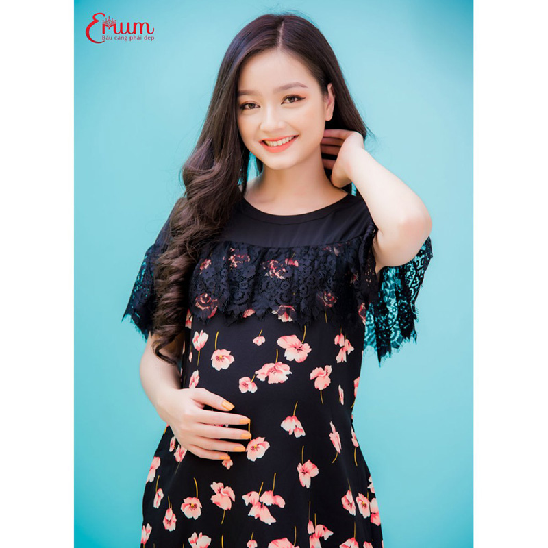 Đầm bầu suông cổ trụ kéo ngực và tay ren đen Emum