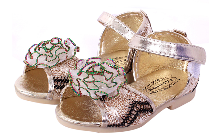 giay-sandal-mui-ro-cho-be-gai