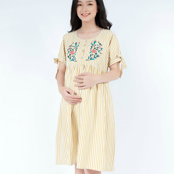 Đầm bầu xếp li thêu bông kẻ sọc Emum (vàng)