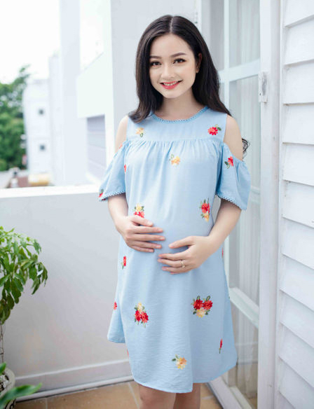 Đầm bầu thêu hoa khoét vai viền ren Emum