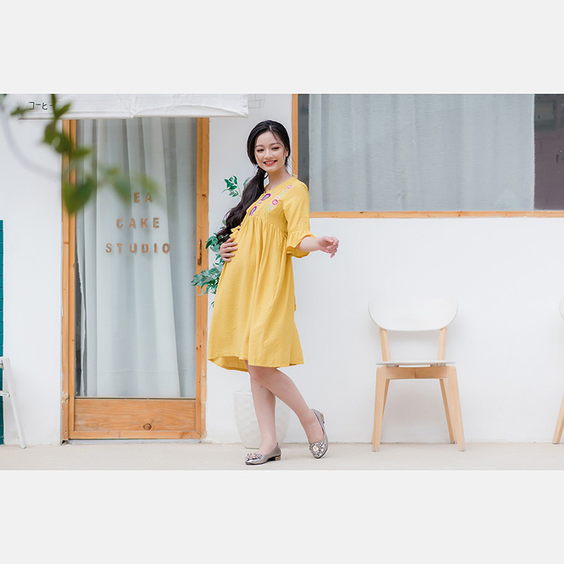 Đầm bầu thêu đô trước tay bèo phối ren vàng Emum