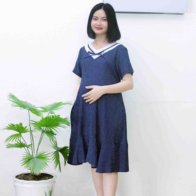 Đầm bầu cổ tim sọc trắng đen Emum