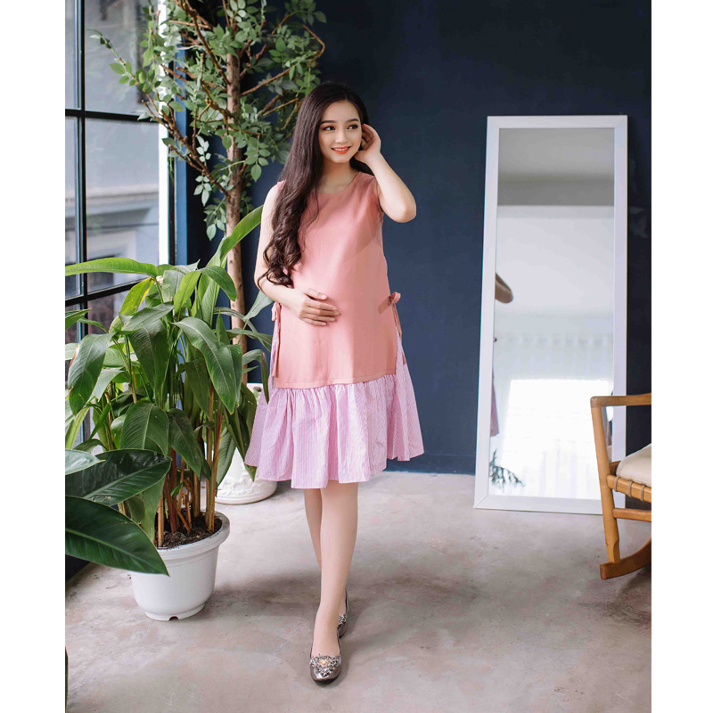 Đầm bầu cách tân thắt nơ eo phối tùng sọc hồng Emum